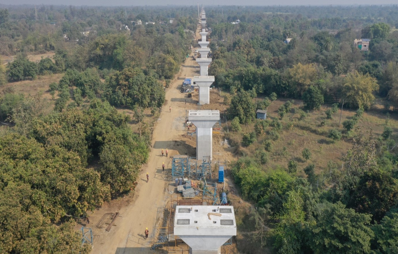 आनंद ज़िले में फुल स्पैन गर्डर लॉन्चिंग प्रगति में है, जून 2023।