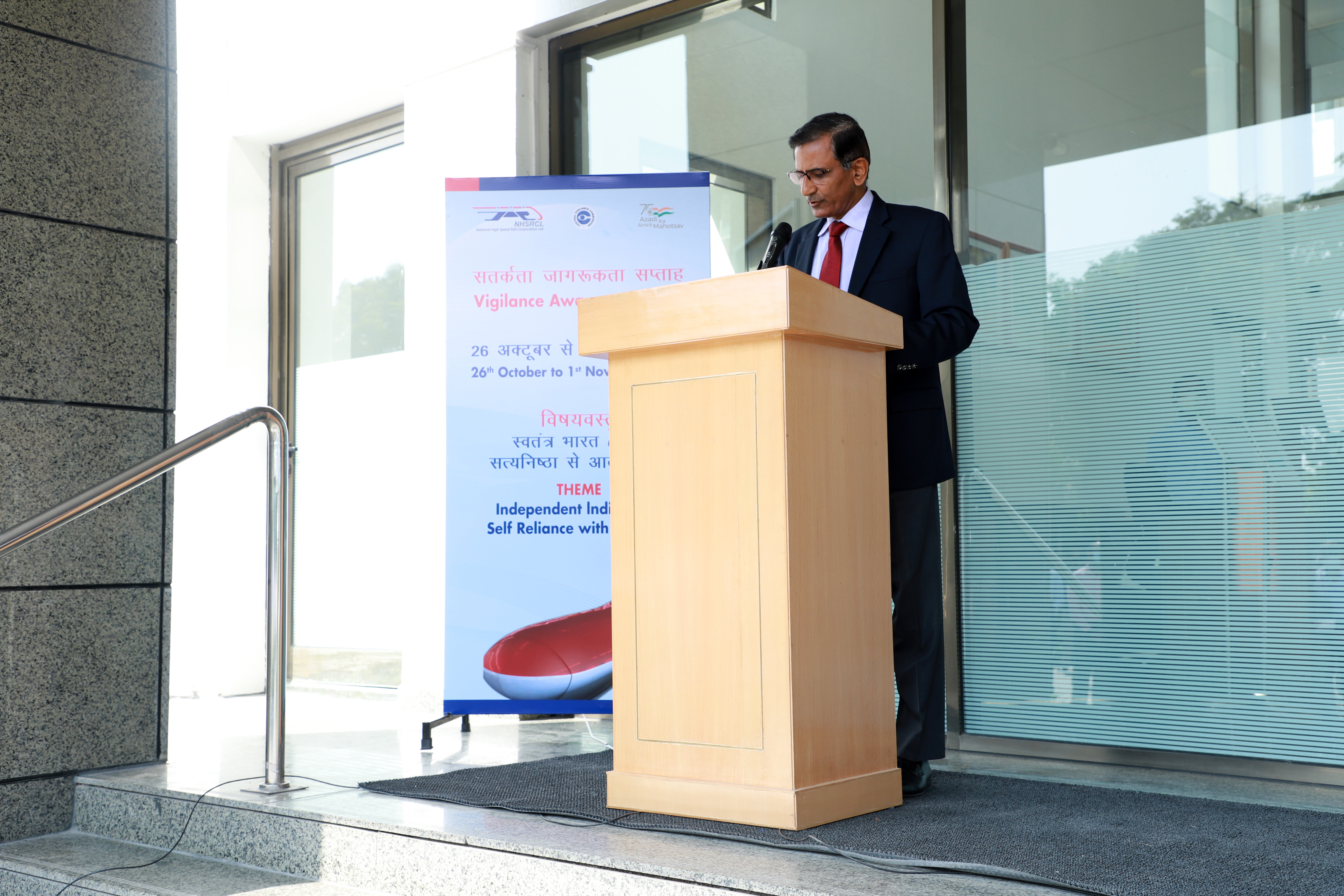Shri Satish Agnihotri, Managing Director, NHSRCL administering Integrity Pledge to employees on the occasion of Vigilance Awareness Week 2021 celebration at NHSRCL Corporate Office, New Delhi on 26th October 2021.