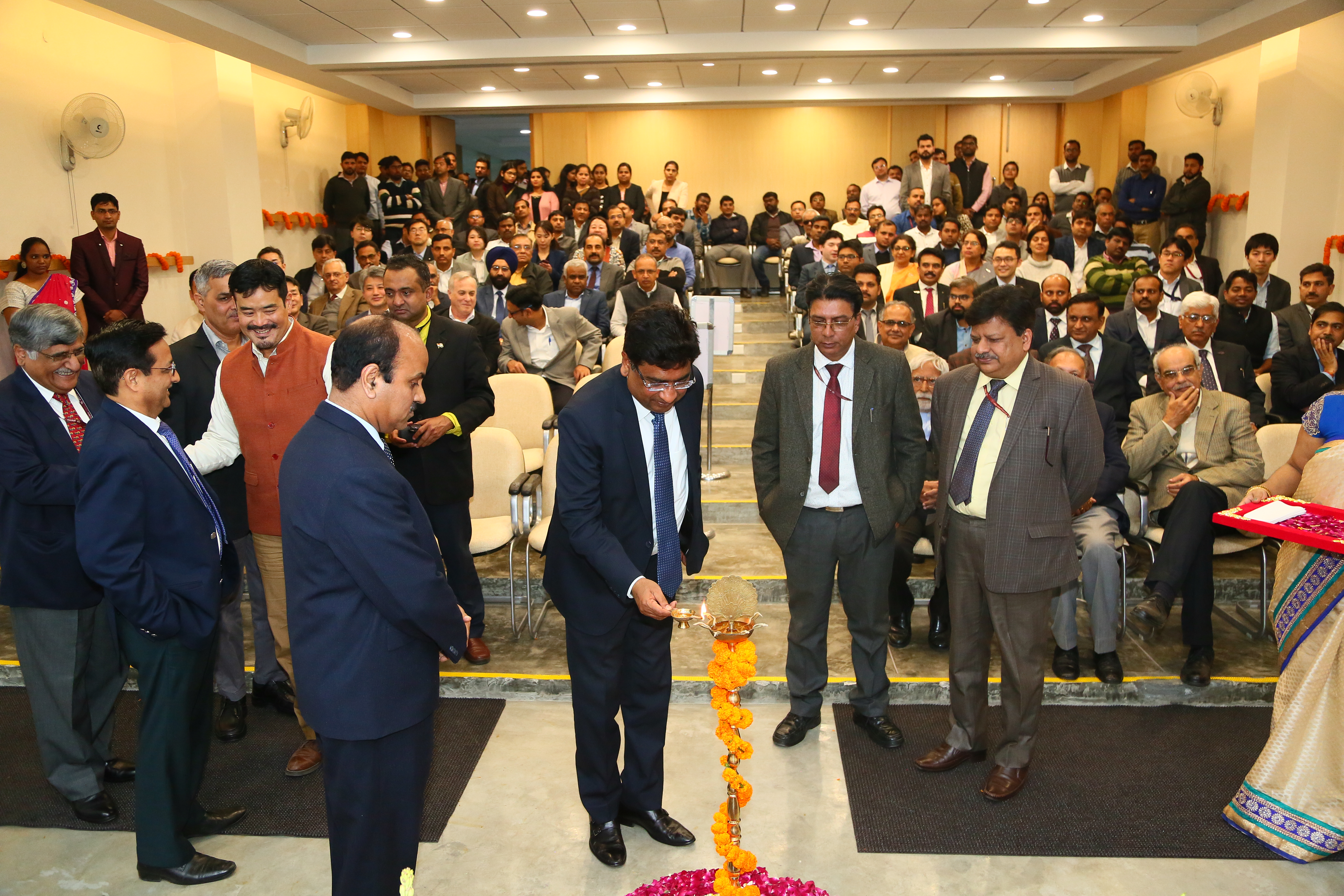 NHSRCL के चौथे स्थापना दिवस (12 फरवरी 2020) पर श्री वी.के. यादव, अध्यक्ष, रेलवे बोर्ड द्वारा दीप प्रज्वलन समारोह