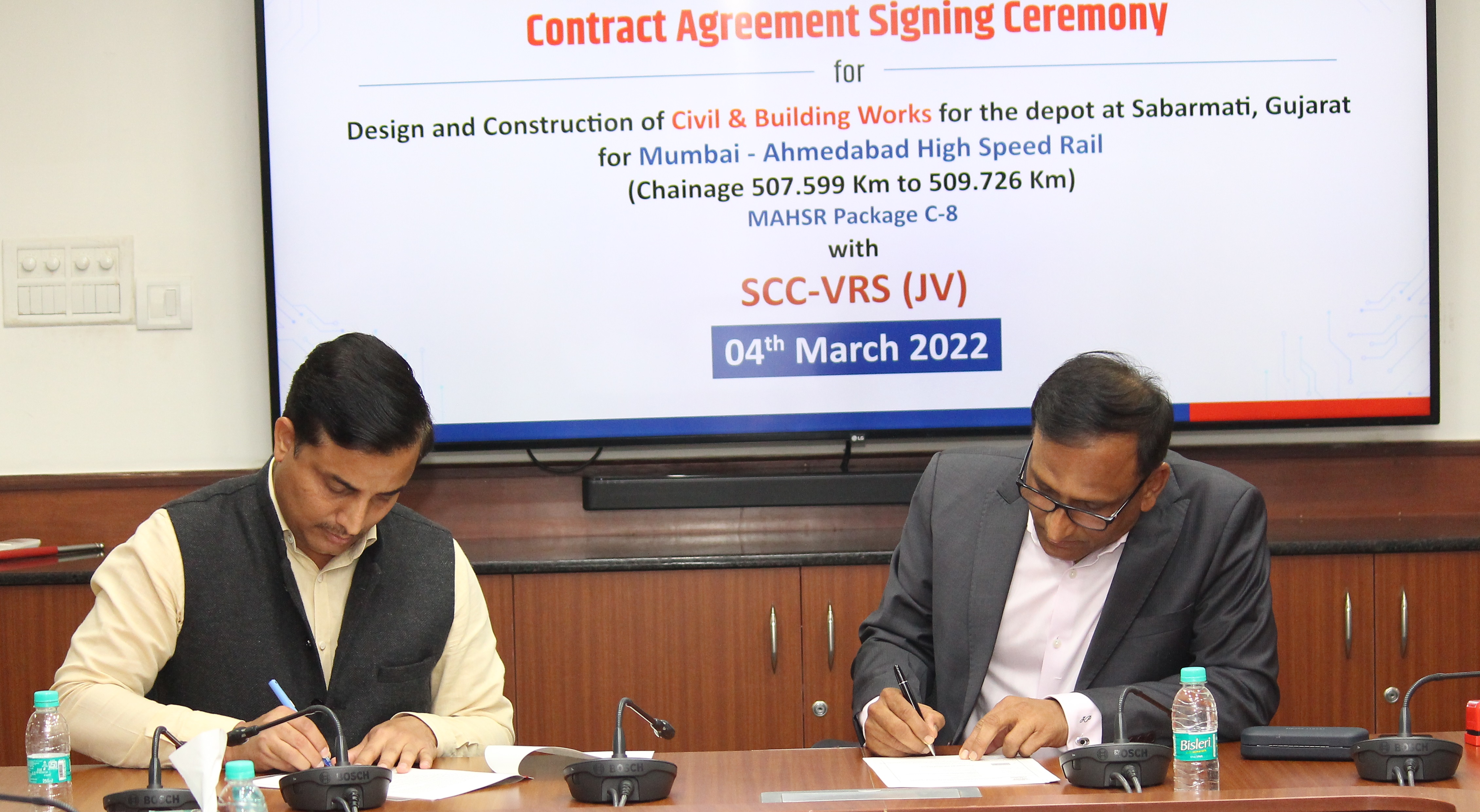 એનએચએસઆરસીએલે 4 માર્ચ 2022ના રોજ મુંબઈ-અમદાવાદ હાઈ સ્પીડ રેલ કોરિડોર (C8 પેકેજ) હેઠળ ગુજરાતના સાબરમતી ખાતે ડિપો માટે સિવિલ અને બિલ્ડિંગ કામોના ડિઝાઇન અને બાંધકામ માટે SCC-VRS (JV) સાથે કરાર કર્યો।