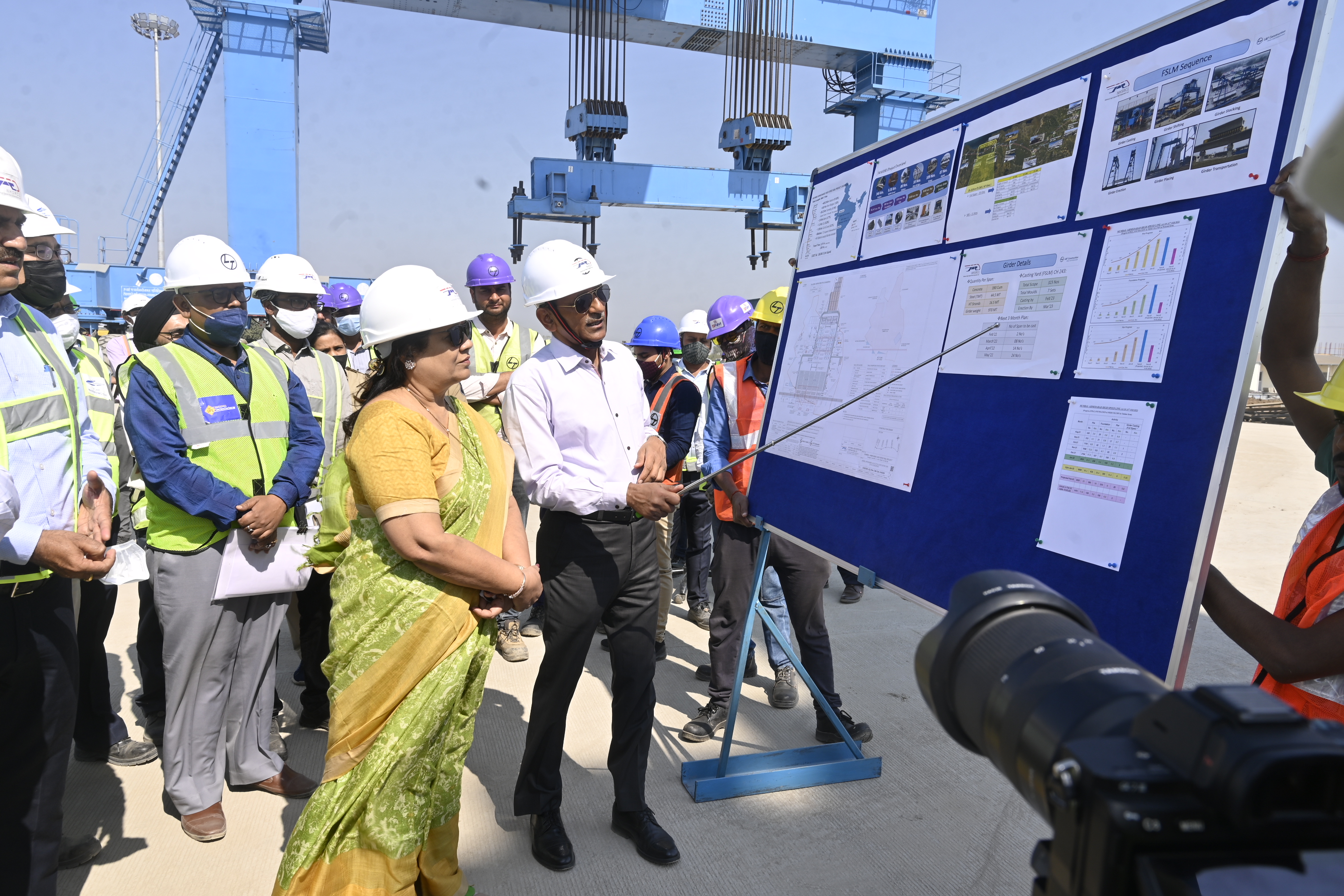 रेलवे एवं वस्त्र राज्य मंत्री श्रीमती दर्शना जर्दोश ने 17 फरवरी 2022 को सूरत और वापी के बीच मुंबई-अहमदाबाद हाई स्पीड रेल कॉरिडोर के निर्माण कार्यों का निरीक्षण किया।