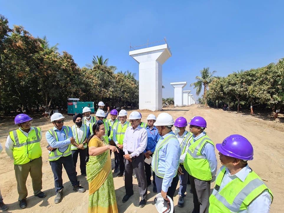 रेल्वे व वस्त्रोद्योग राज्यमंत्री श्रीमती दर्शना जर्दोश यांनी 17 फेब्रुवारी 2022 रोजी सुरत आणि वापी दरम्यान मुंबई-अहमदाबाद हाय स्पीड रेल कॉरिडॉरच्या बांधकाम कामांची पाहणी केली।
