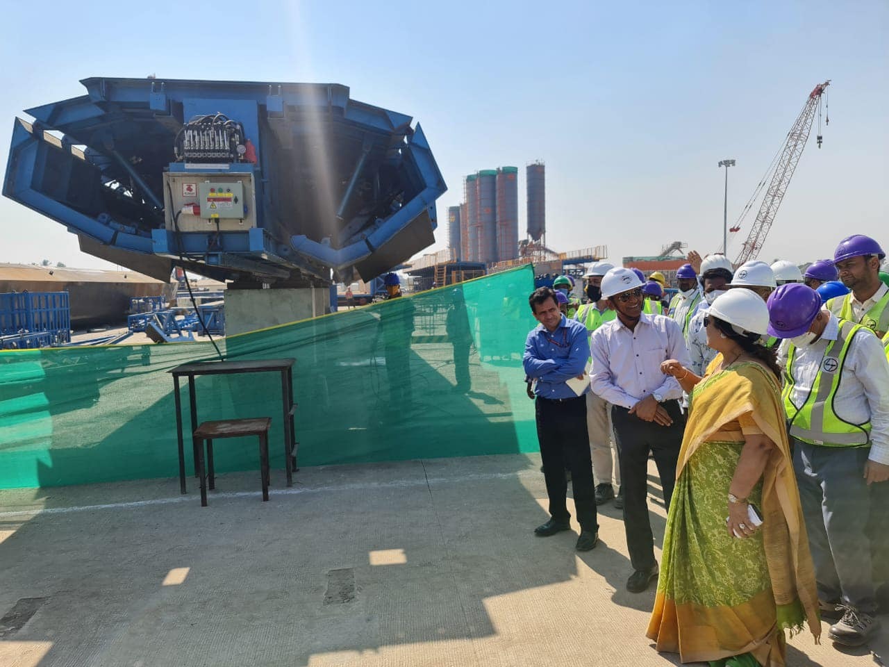 रेल्वे व वस्त्रोद्योग राज्यमंत्री श्रीमती दर्शना जर्दोश यांनी 17 फेब्रुवारी 2022 रोजी सुरत आणि वापी दरम्यान मुंबई-अहमदाबाद हाय स्पीड रेल कॉरिडॉरच्या बांधकाम कामांची पाहणी केली।