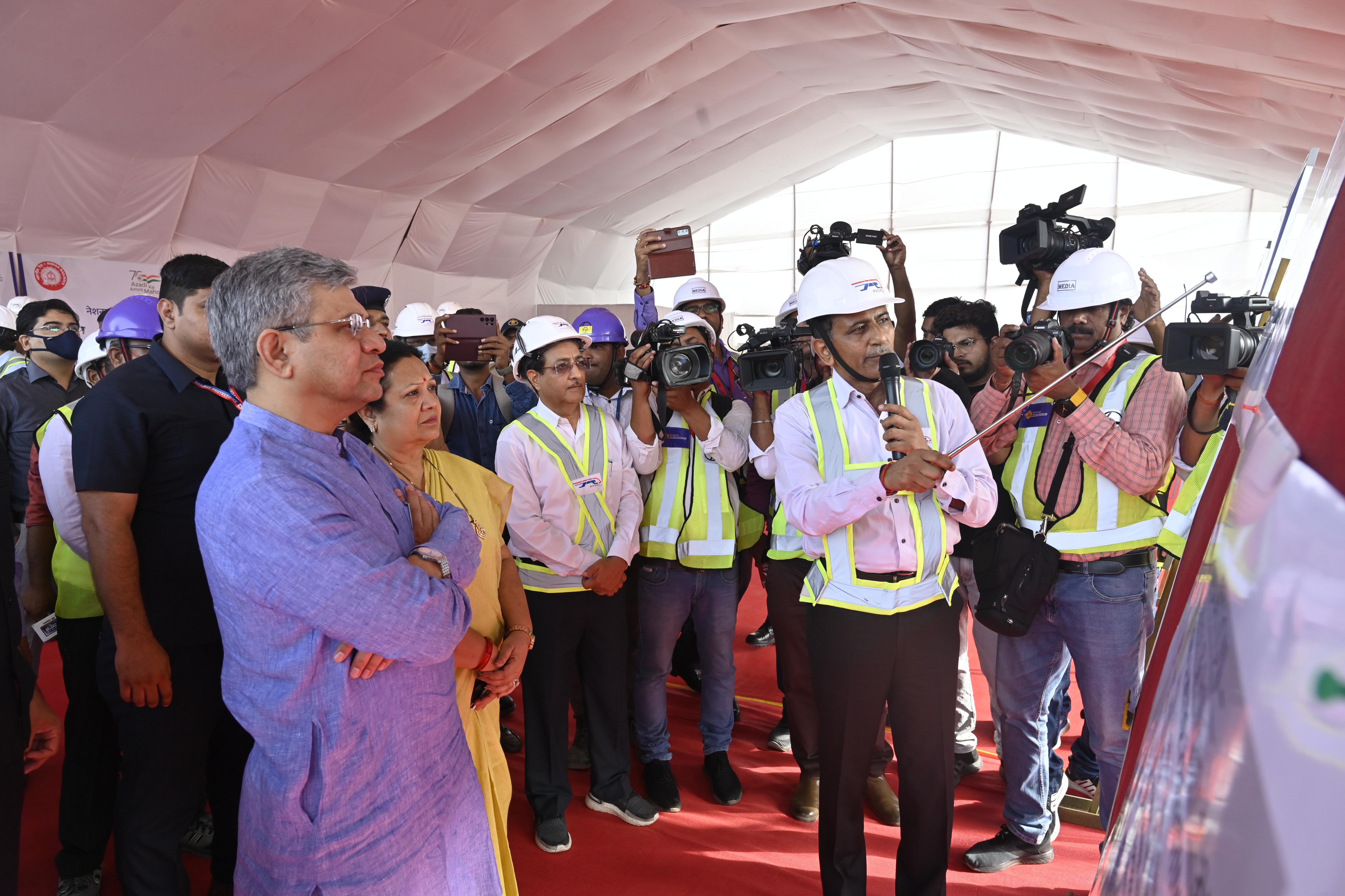 माननीय रेल्वे मंत्री आणि रेल्वे राज्यमंत्री यांनी 06.06.2022 रोजी MAHSR बांधकाम स्थळाला भेट दिली