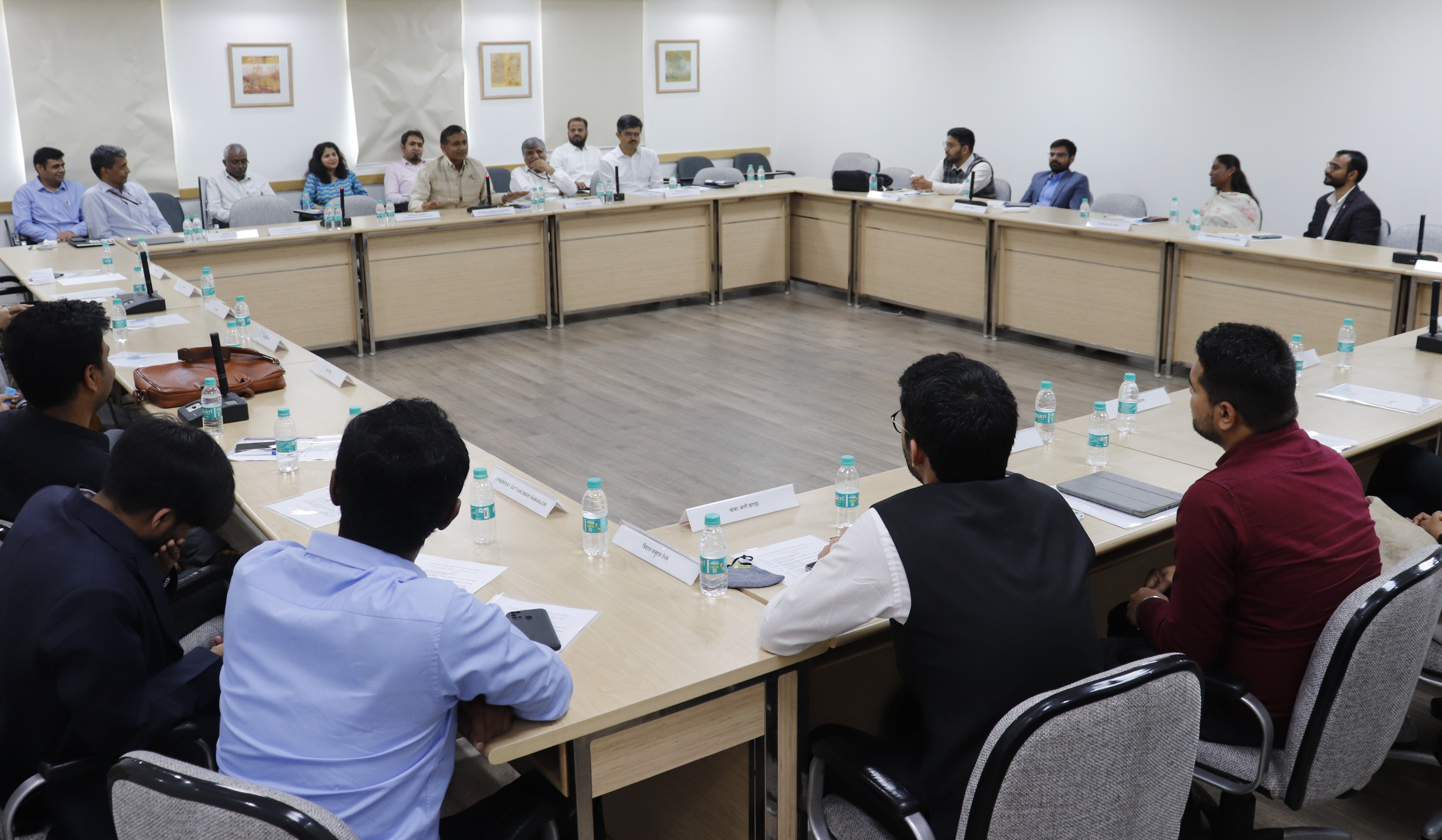 2018 आणि 2019 बॅचमधील IRAS अधिकारी प्रशिक्षणार्थींनी 14 मार्च 2022 रोजी NHSRCLच्या कॉर्पोरेट कार्यालयाला भेट दिली. श्री सतीश अग्निहोत्री, व्यवस्थापकीय संचालक, NHSRCL यांनी श्री अरुण बिजलवान, संचालक (वित्त) आणि इतर वरिष्ठ अधिकाऱ्यांच्या उपस्थितीत प्रशिक्षणार्थी अधिकाऱ्यांना सुरू असलेल्या पहिल्या HSR 