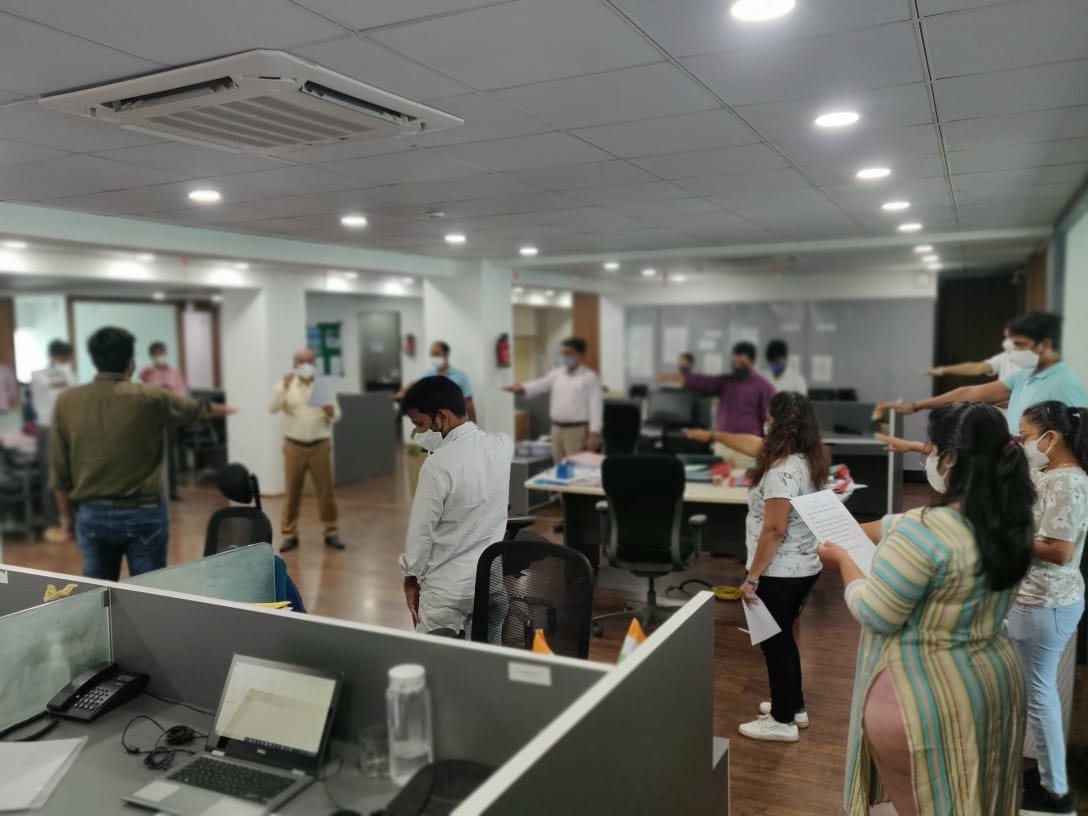 NHSRCL सूरत कार्यालयाने 8 ऑक्टोबर 2020 रोजी COVID-19 विरुद्ध लढण्यासाठी शपथ घेतली