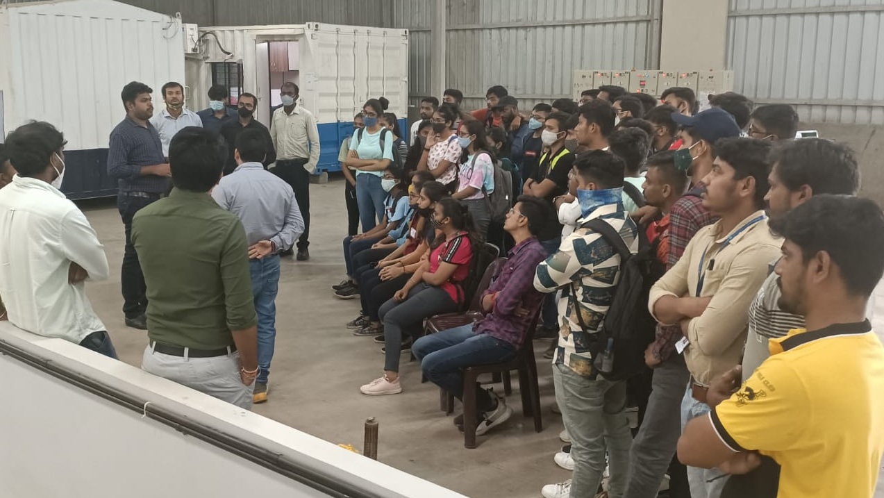 सरकारी अभियांत्रिकी महाविद्यालय, सूरत येथील विद्यार्थ्यांचा आणखी एक गट सूरतमधील आशियातील सर्वात मोठ्या जिओटेक्निकल प्रयोगशाळेत जिओटेक्निकल चाचणी उपकरणांवरील प्रशिक्षण सत्रात सहभागी होताना