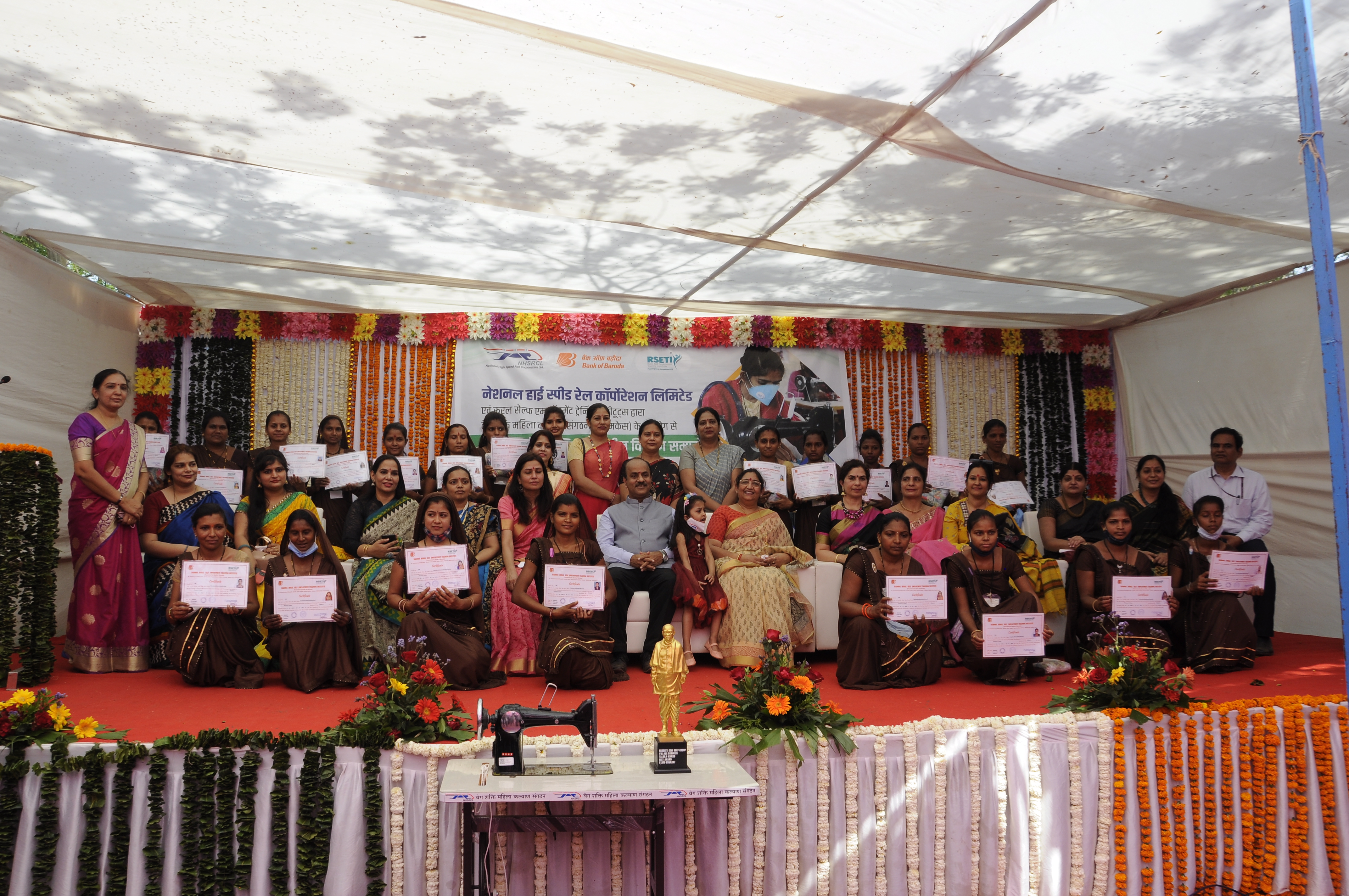NHSRCL ने प्रकल्पबाधित कुटुंबांतील महिलांना 'आत्मनिर्भर' बनवण्यासाठी २१ शिलाई मशिन्सचे वाटप केले.
