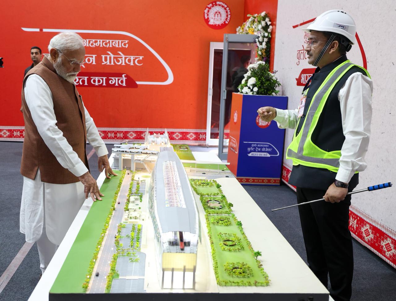 माननीय प्रधानमंत्री का 15 नवंबर 2025 को निर्माणाधीन सूरत बुलेट ट्रेन स्टेशन का दौरा।