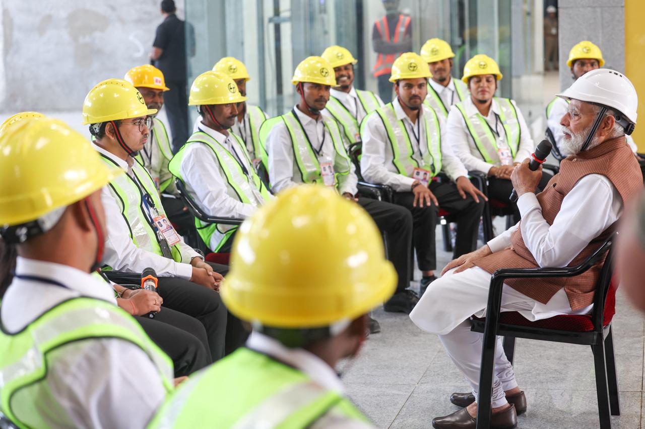 माननीय पंतप्रधानांची १५ नोव्हेंबर २०२५ रोजी, बांधकाम सुरू असलेल्या सुरत बुलेट ट्रेन स्थानकाला भेट.
