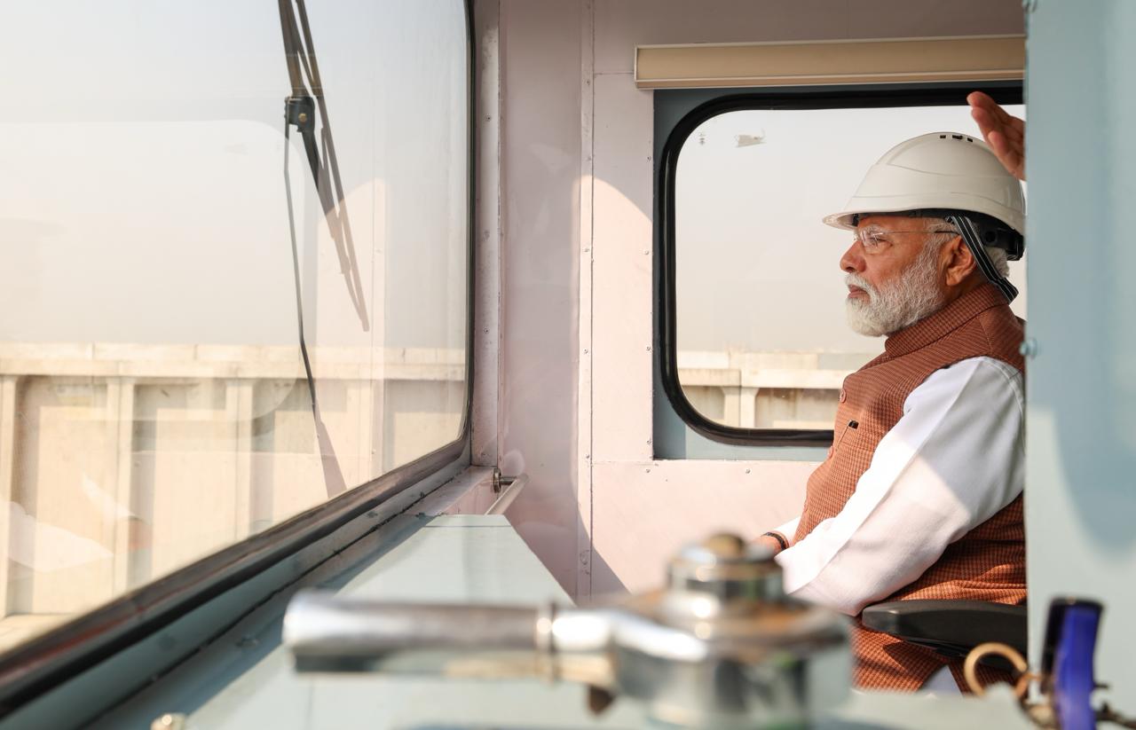 माननीय पंतप्रधानांची १५ नोव्हेंबर २०२५ रोजी, बांधकाम सुरू असलेल्या सुरत बुलेट ट्रेन स्थानकाला भेट.